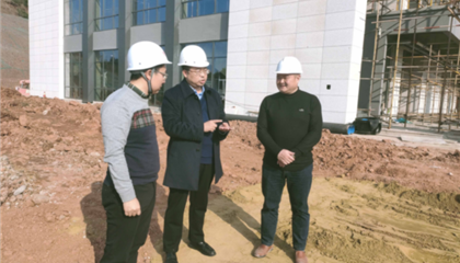 遂寧興業(yè)集團(tuán)黨委副書記、監(jiān)事會(huì)主席、工會(huì)主席石鎮(zhèn)槐深入遂寧市興學(xué)商務(wù)中心項(xiàng)目、公共衛(wèi)生臨床醫(yī)療中心一期項(xiàng)目進(jìn)行實(shí)地巡查