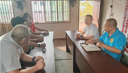 向誠率隊(duì)到聯(lián)系村宣講黨的二十屆三中全會(huì)、省委十二屆六次全會(huì)精神并調(diào)研督導(dǎo)駐村幫扶工作